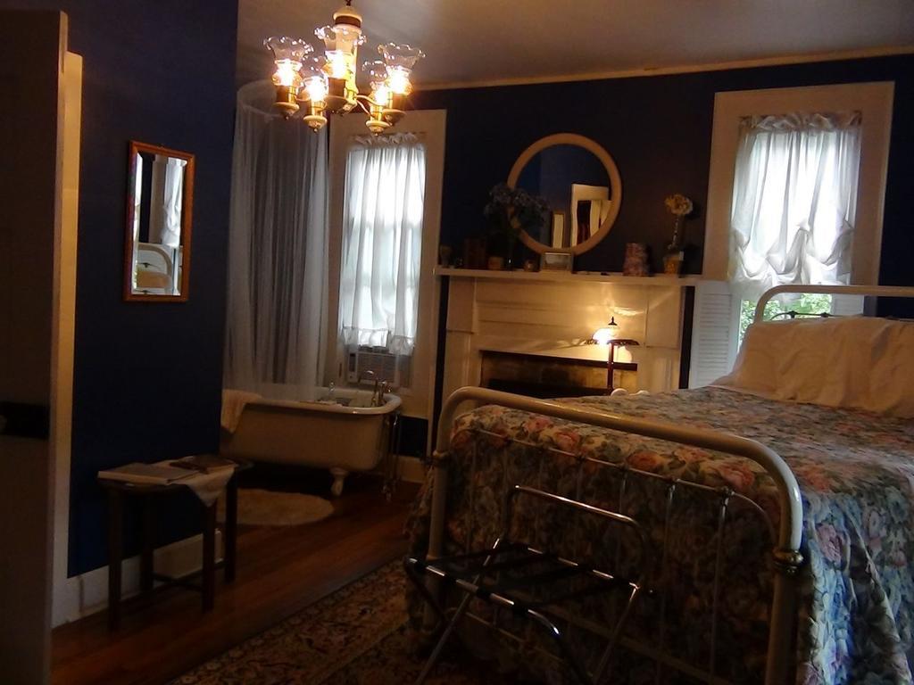 Buffalo Tavern Bed And Breakfast Уэст-Джефферсон Номер фото